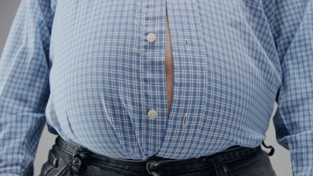 破除迷思-喝可樂會殺精-真正影響受孕的是肥胖_陳榮堅醫師 健康--源起-overweight-man-shrt-is-small-him-with-huge-belly-open-buttons