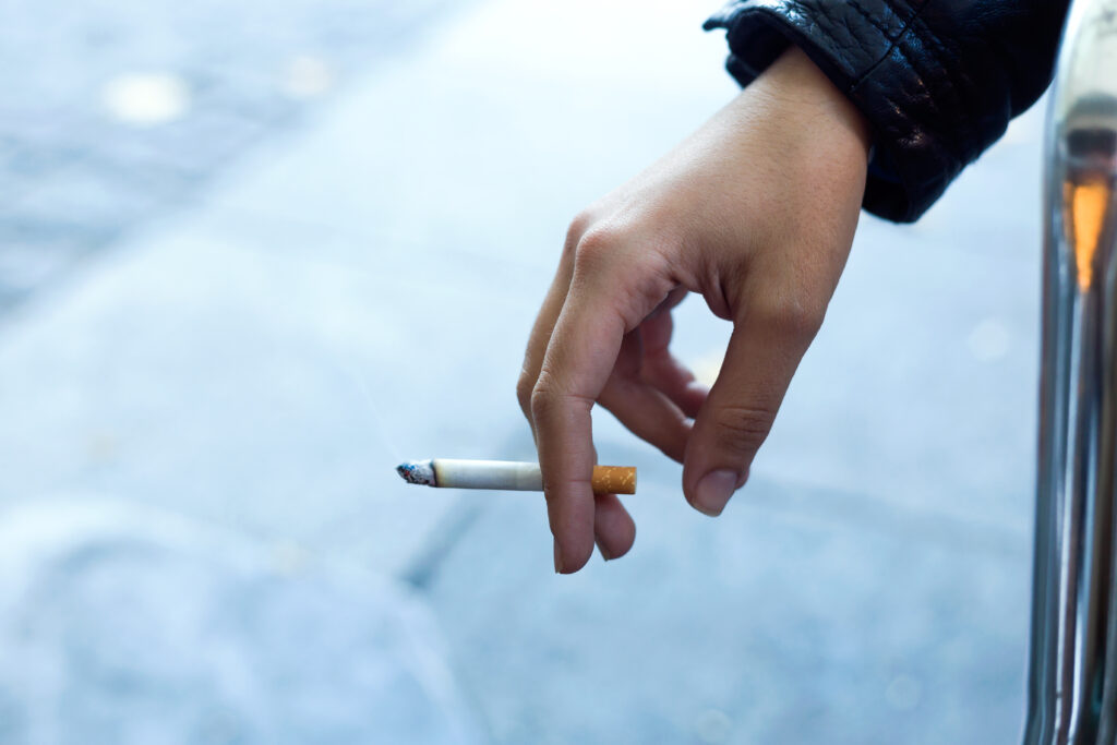抽菸有害健康-外科陳榮堅醫師健康--源起Womans hand with cigarette in the street.